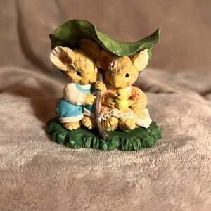 TINY TALK Vintage "Waiting for the Rainbow" Small Mouse Giant Leaf Figurine